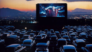 Por que os cinemas drive-in não exibem lançamentos?