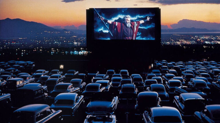 Por que os cinemas drive-in não exibem lançamentos?