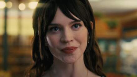 Acompanhante Perfeita: filme com Sophie Thatcher e Jack Quaid ganha trailer